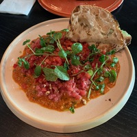 Тартар из говядины с соусом ромеско и маринованным луком