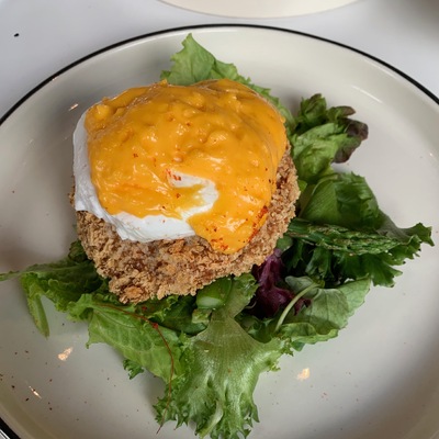 Хрустящий Salmon Cake с яйцом бенедикт, спаржей и авокадо - из счета исключили, в меню 650 руб.