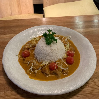 Цыпленок в кокосовом карри соусе с рисом на пару