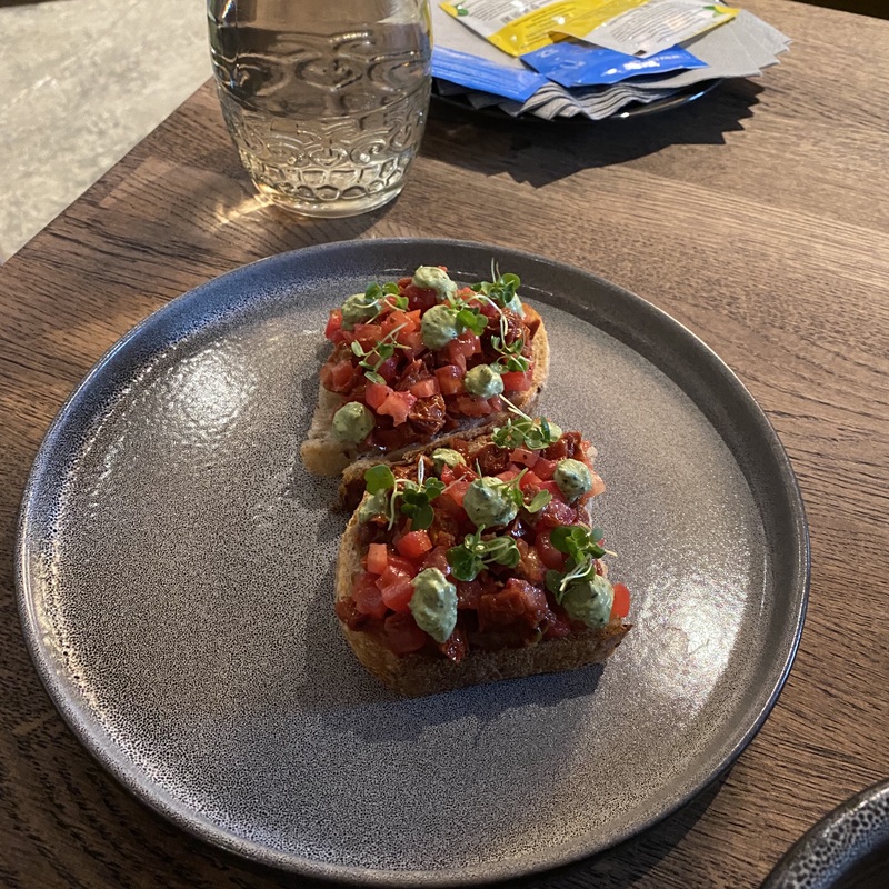Ремесленный хлеб, бакинские и вяленые томаты