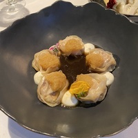 Пельмени с волжской копченой щукой и фуагра, бульоном из сена и грибов
