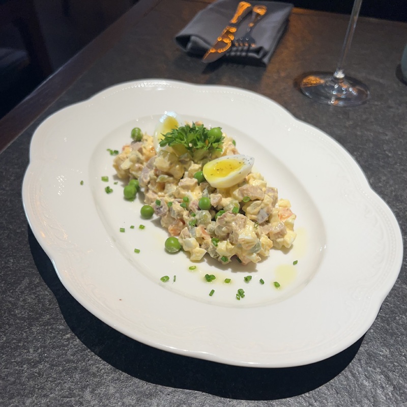 Оливье с языком и куриным бедром