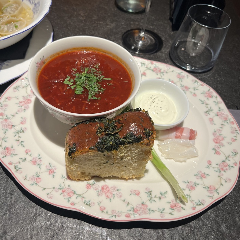 Борщ с говядиной, салом и пампушками