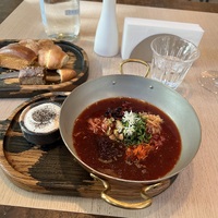 Борщ с копченой грудинкой и черносливом