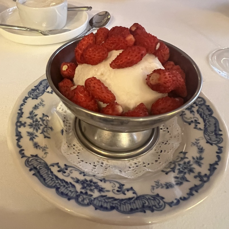 Пломбир с земляникой