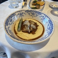 Бефстроганов с белыми грибами и чёрным трюфелем - в меню 1800 руб.