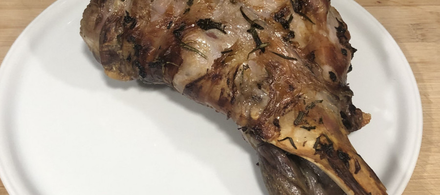 Ножки ягнёнка с печёным картофелем и мятным соусом