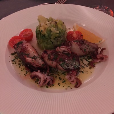 Мини-кальмары, фаршированные крабом и креветками