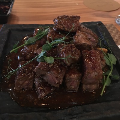 Стейк с кунжутным соусом и чесноком