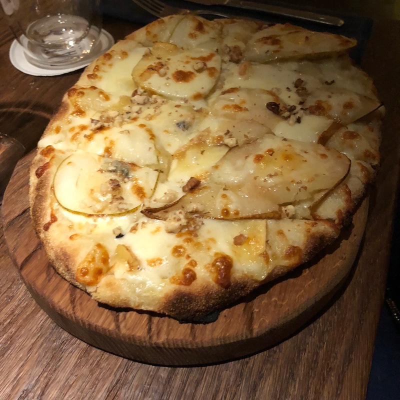 Пинца с горгонзолой и грушей