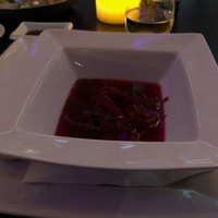 Борщ с говядиной, копченой сметаной и пампушками